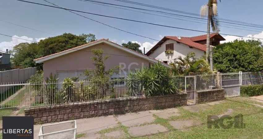 Excelente casa em Belém Novo na rua Eustáquio Inácio da Silveira próximo ao Colégio Glicério Alves. Casa grande com 3 quartos, escritório