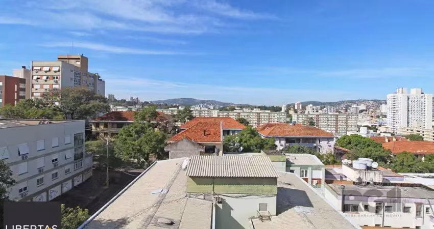 Apartamento de dois dormitórios, suíte e uma vaga de garagem no bairro petrópolis em porto alegre.