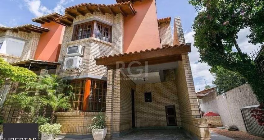 Casa de 147m² - 3 dormitórios, 1 suíte, churrasqueira, pátio com piscina e 3 vagas de garagem no Guarujá