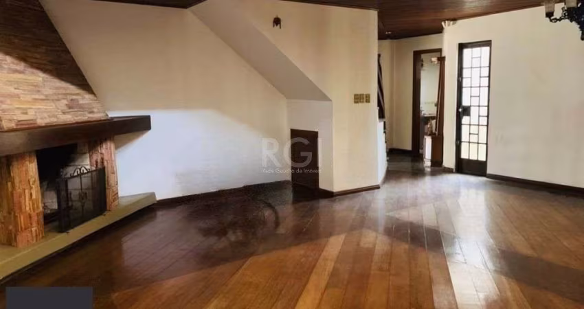 Encantadora residência com 03 dormitórios sendo 01 suíte e piscina.