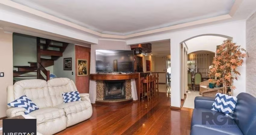 Casa 381m² - 5 dormitórios, 1 suíte, piscina e 6 vagas no bairro São Sebastião