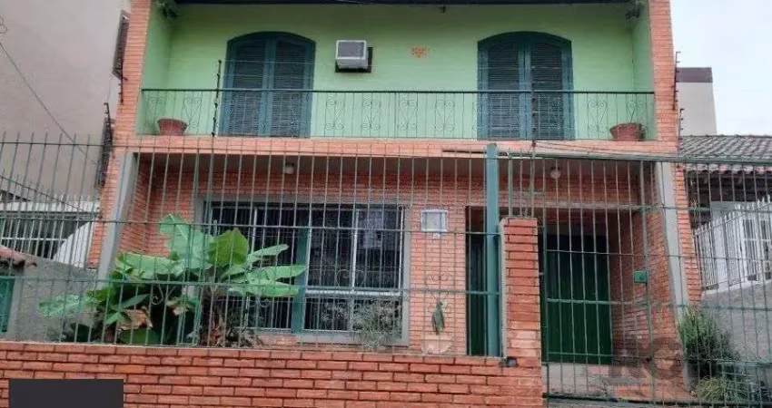 Casa de 130m² com 3 dormitórios no bairro Jardim Botânico.