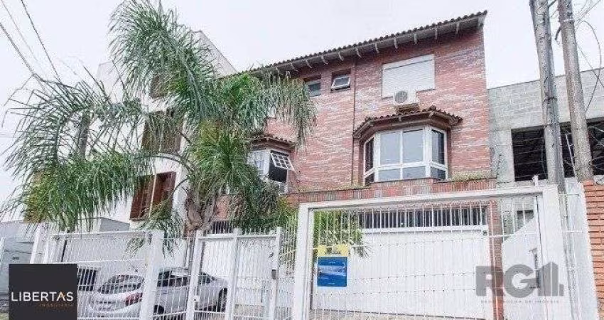 Excelente casa de 157m² com 3 dormitórios, 4 vagas e piscina.
