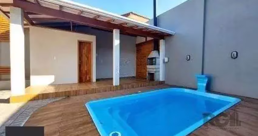 Excelente casa de 85m² com 2 dormitórios, piscina e 6 vagas.