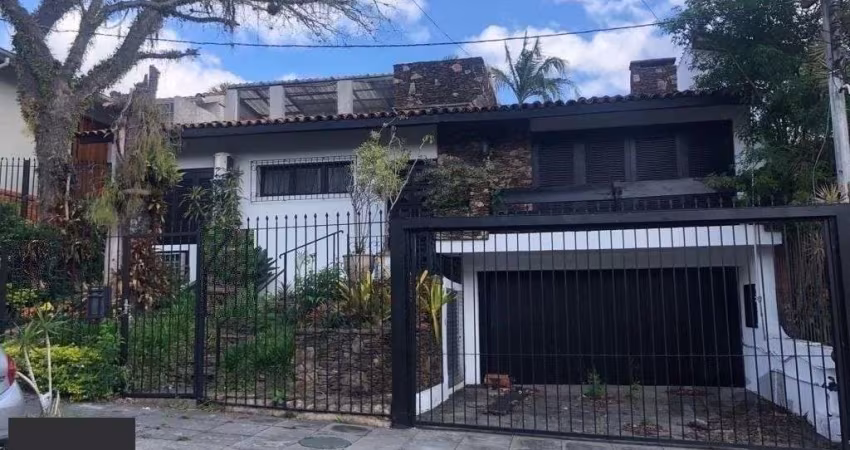 Excelente casa de 308 m² com 4 suítes e 4 vagas de garagem.