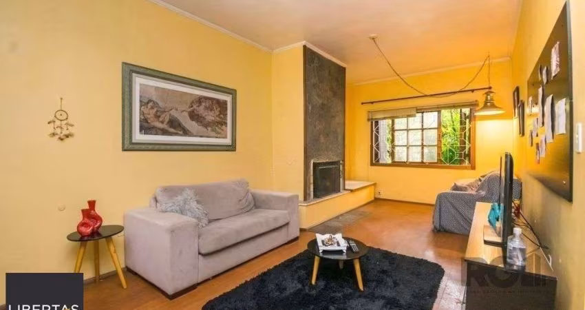 Excelente casa de 354m² com 5 dormitórios e 8 vagas.