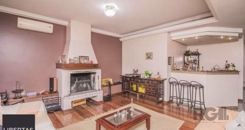 Casa de 329m² - 4 dormitórios, 1 suíte, 6 vagas no bairro Vila Jardim