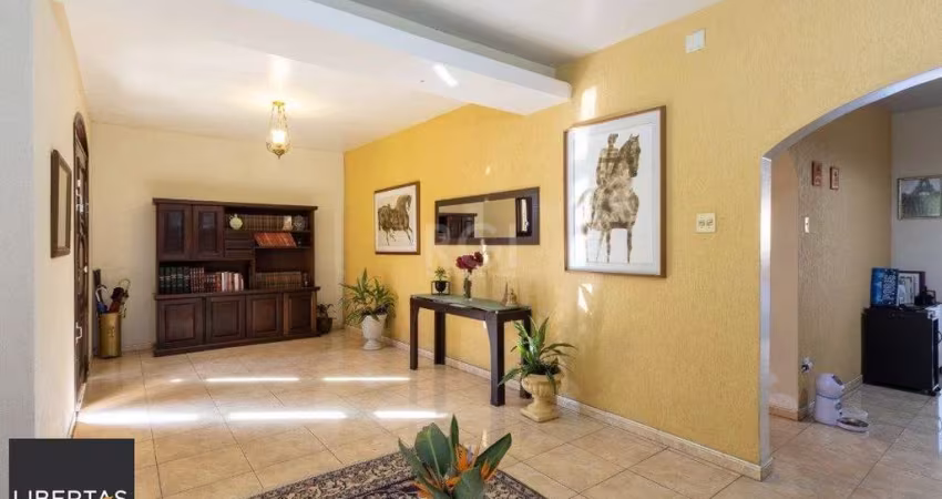 Sobrado com 345m² privativos, 3 suites, 2 vagas, churrasqueira. pátio com piscina - Bairro Cristal
