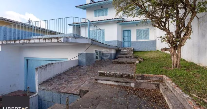 Casa com piscina em localização nobre no bairro Tristeza com vista para Rio Guaíba.