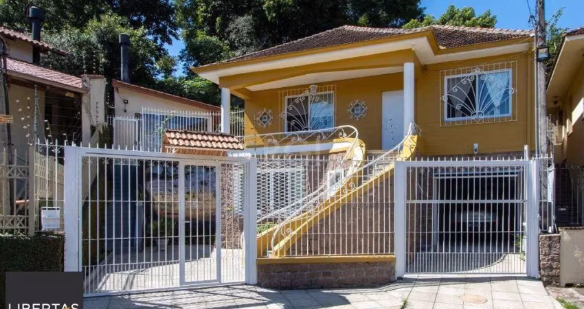 Sobrado à venda no Bairro Medianeira, reformado, 3 quartos, lareira, churrasqueira, 3 vagas