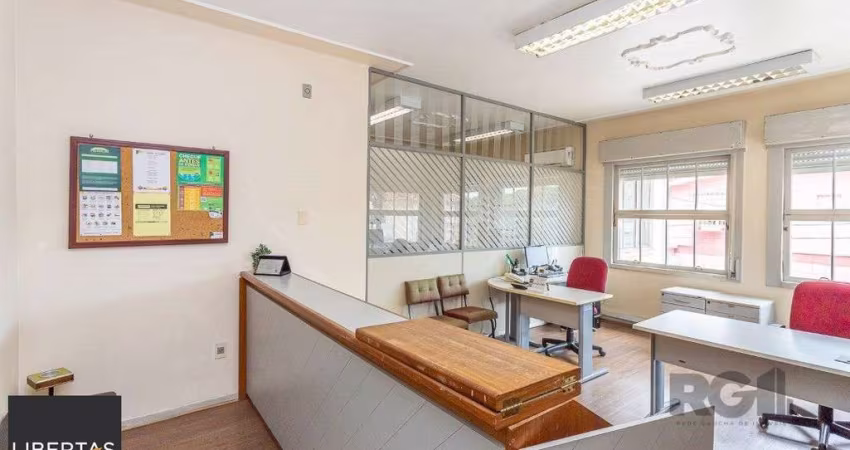 Casa  4 dormitórios, sendo 1 suíte no bairro Menino Deus em Porto Alegre