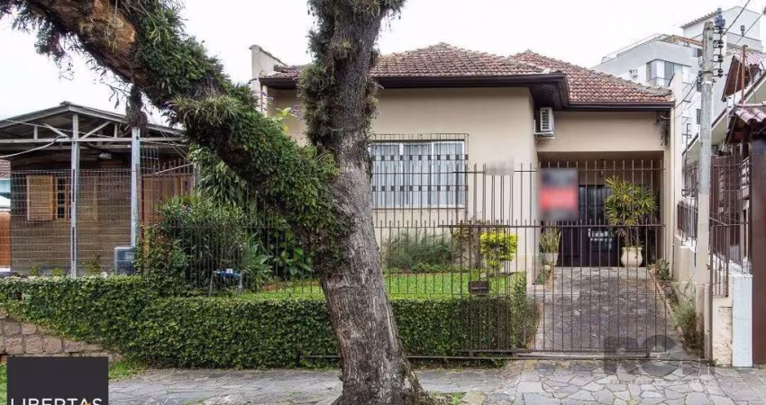 Casa térrea, 2 quartos, 2 vagas, edicula com 1 quarto e um banheiro - Bairro Tristeza