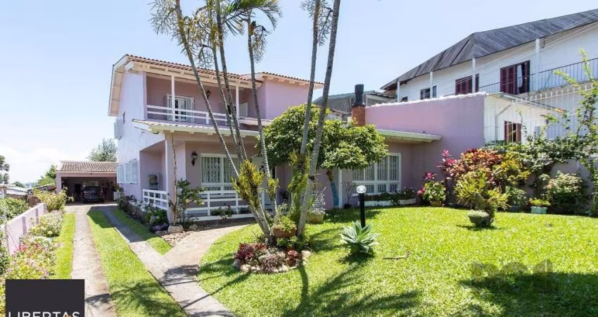 Casa com 4 quartos, suíte, churrasqueira, lareira, garagem coberta e lindo jardim.