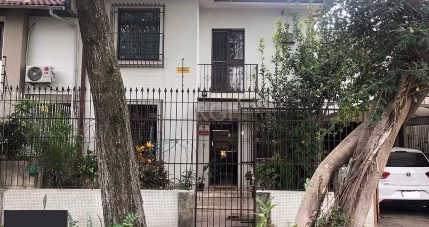 Casa para Venda - 336m², 4 dormitórios, sendo 1 suites, 2 vagas - Azenha