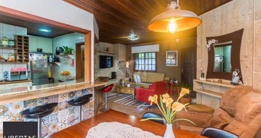 CASA DE 2 DORMITÓRIOS, PISCINA, CHURRASQUEIRA E 2 VAGAS DE GARAGEM NO BAIRRO HÍPICA