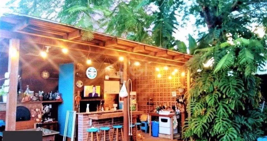 Casa com 233m², 2 dormitórios sendo 1 suíte, living com lareira, espaço gourmet com churrasqueira, pátio e 2 vagas de garagem no bairro Sarandi