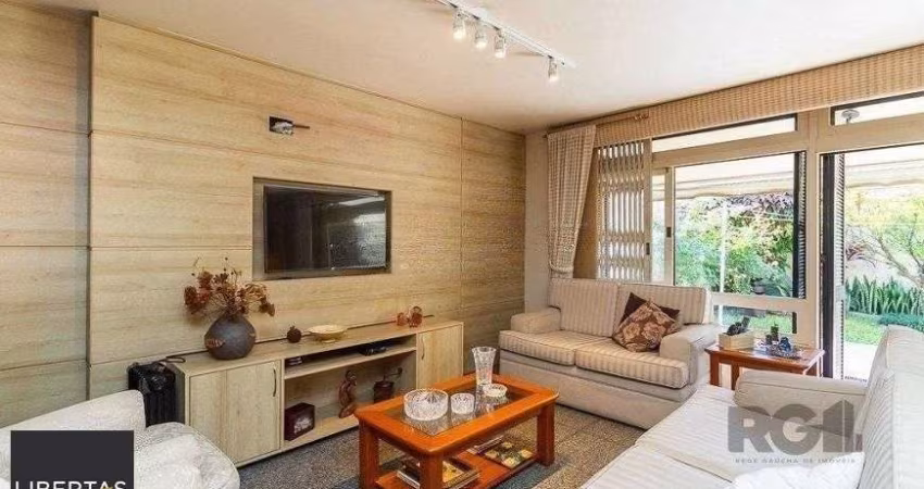 Casa para Venda - 235m², 4 dormitórios, sendo 1 suites, 2 vagas - Azenha
