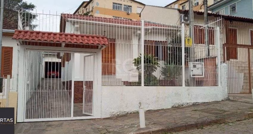 Casa para Venda - 95m², 2 dormitórios, 3 vagas - Teresópolis