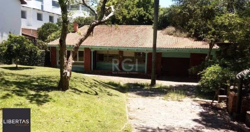 Casa para Venda - 244m², 2 dormitórios, 4 vagas - Teresópolis
