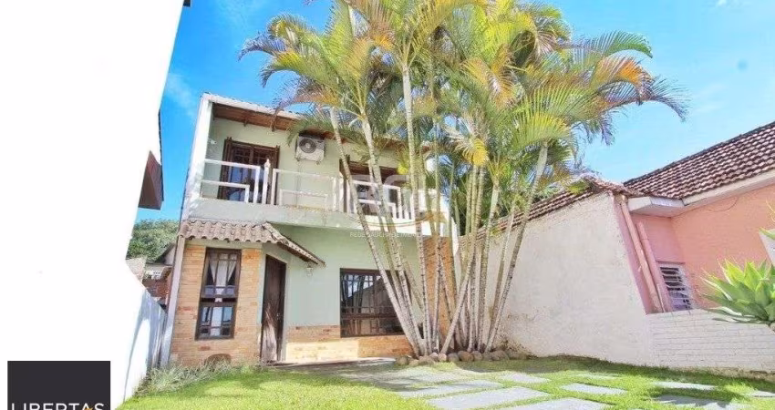 Casa para Venda - 260m², 5 dormitórios, sendo 2 suites, 4 vagas - Teresópolis