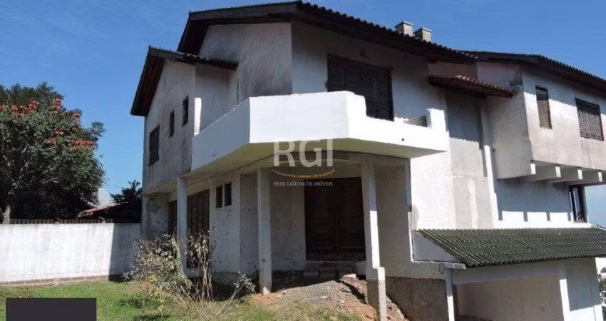 Casa para Venda - 300m², 5 dormitórios, sendo 3 suites, 5 vagas - Teresópolis