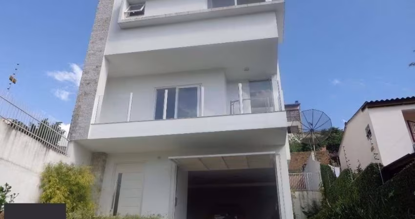Casa para Venda - 217m², 3 dormitórios, sendo 1 suites, 5 vagas - Teresópolis