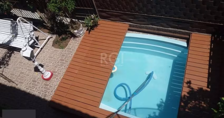 Casa para Venda - 250m², 3 dormitórios, 1 vaga - Camaquã, Porto Alegre