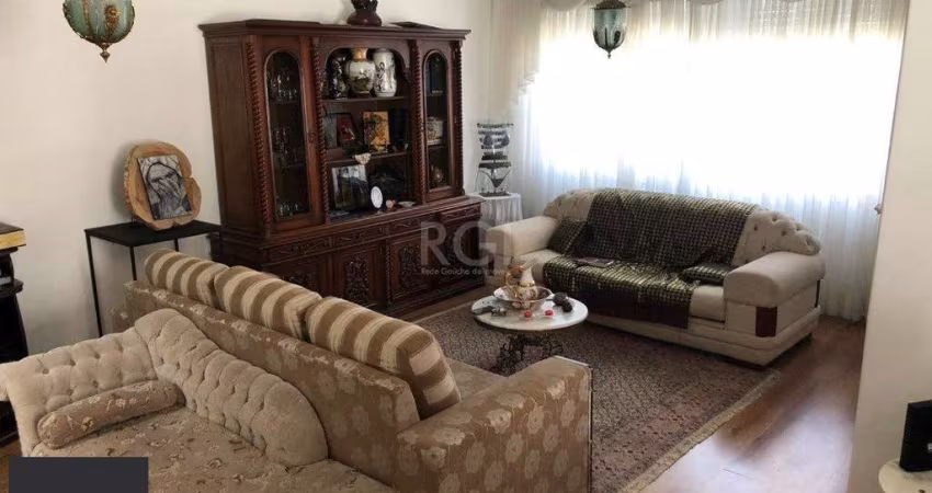 Casa para Venda com 3 dormitórios, sendo 1 suites e 3 vagas no bairro Guarujá