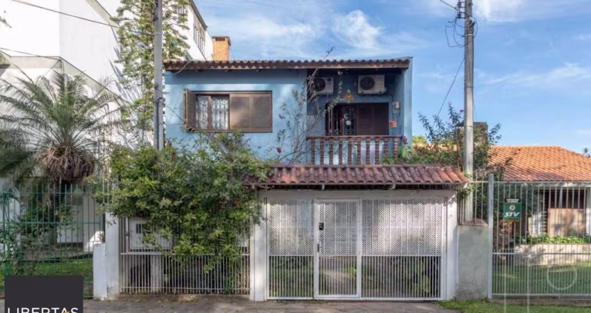 Sobrado para Venda - 241m², 4 dormitórios, sendo 1 suites, 1 vaga - Camaquã
