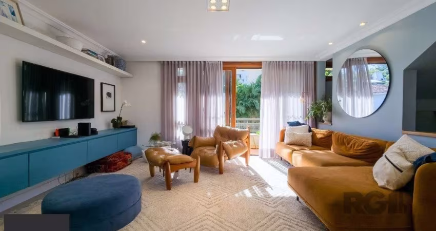 Excelente casa em condomínio de 03 dormitórios sendo 01 suíte totalmente reformada e decorada, no Bairro Jardim Isabel em Porto Alegre.