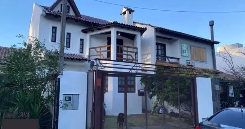 Casa no bairro Hípica - 3 dormitórios