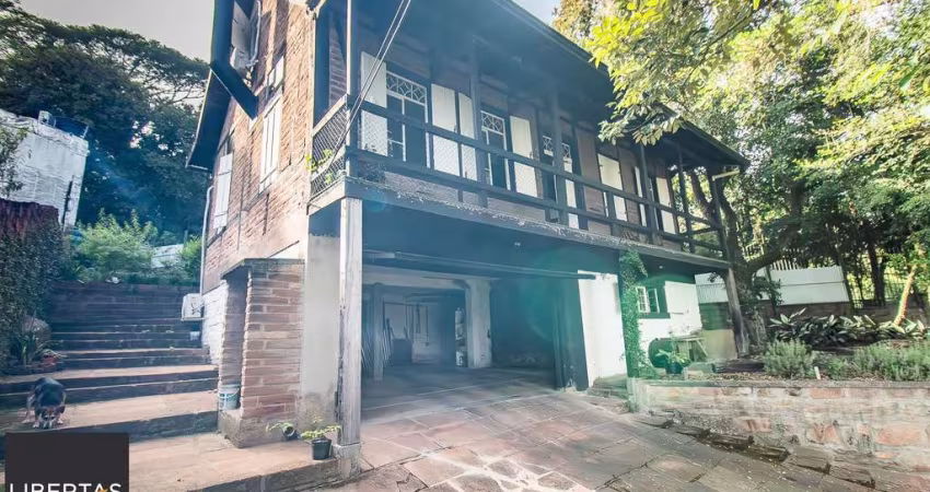 Casa Rústica (Enxaimel) com 3 pisos e pátios amplos.