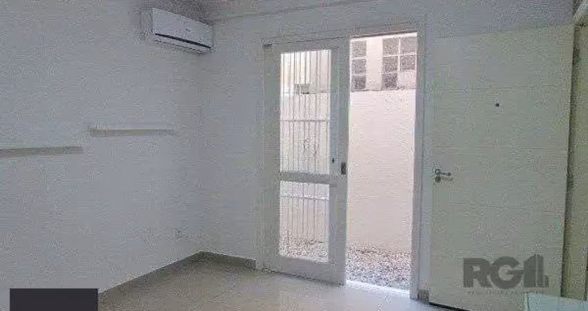 Apartamento com 1 dormitório e pátio privativo no bairro petrópolis