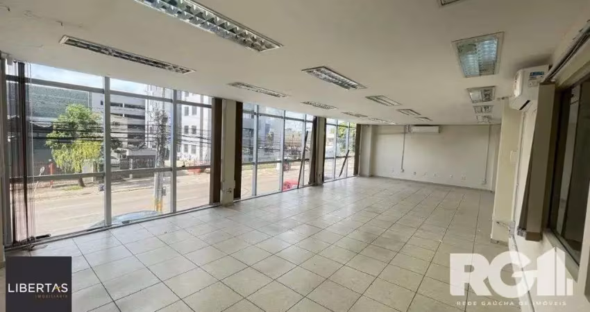 Prédio comercial reformado com auditório e 30 salas equipadas