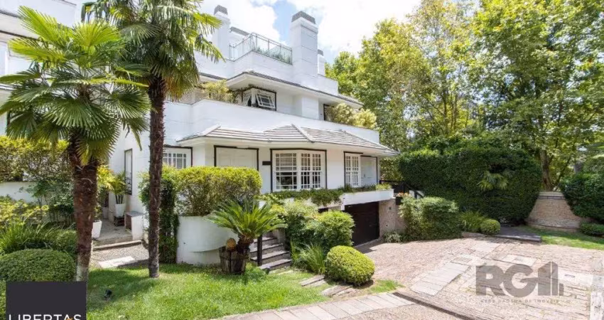 Casa em condominio, mobiliada com 741m² privativos , com 3 suítes- master