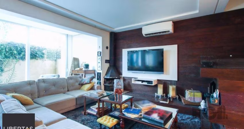 Casa com 327m² de área privativa, oferecendo 3 dormitórios, sendo 3 suítes