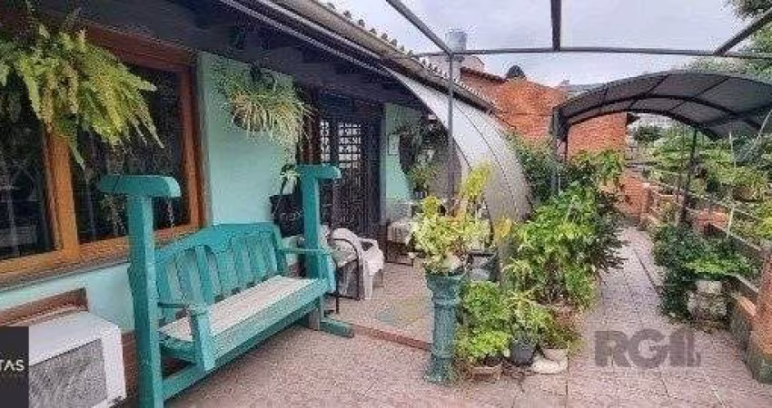 Vende-se ampla casa 6 quartos, 2 suítes, 5 vagas de garagem, churrasqueira e duas entradas individuais - 360m² - Chácara das Pedras