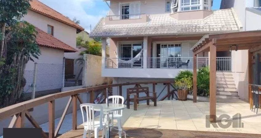 Casa de 307m² - 3 dormitórios, piscina, 4 vagas no bairro Espírito Santo