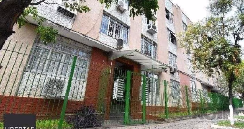 2 dormitórios, térreo com pátio.