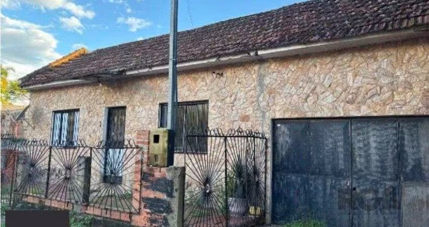 Terreno de 300m² com casas, no bairro Cavalhada, Porto Alegre/RS