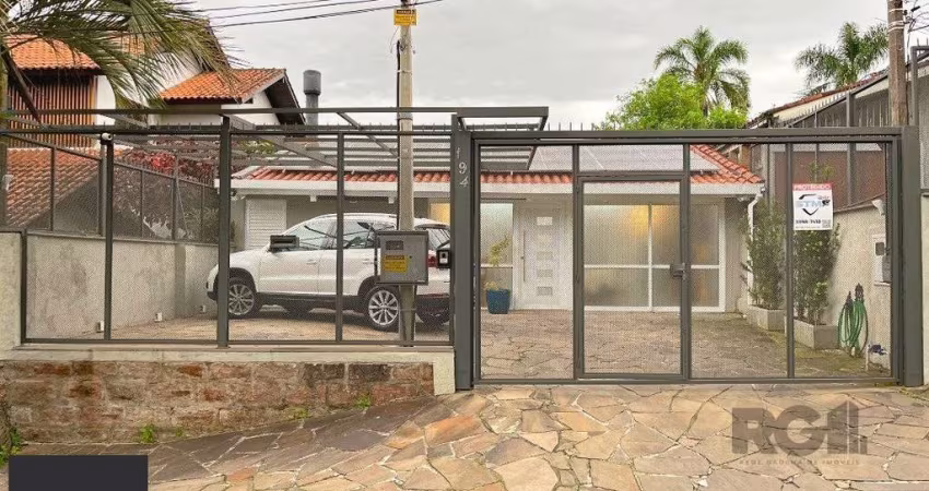 Casa  com Sobrado reformado, de dois pisos, com 3 dormitorios sendo duas  suítes