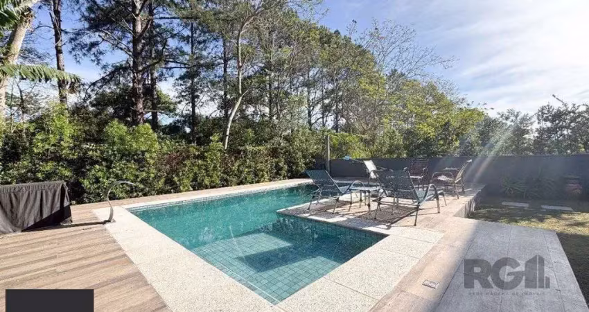 Casa em condomínio com pátio, piscina, 3 suítes e 2 vagas
