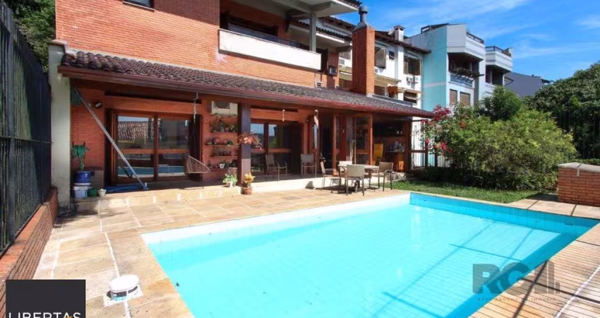 Casa com 4 dormitórios, sendo 1 suíte, com 2 vagas cobertas, no bairro Nonoai, Porto Alegre, RS