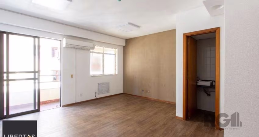 EXCELENTE SALA COMERCIAL, muito bem localizada no bairro Menino Deus, 01 banheiro, sacada e ar condicionado split, toda montada