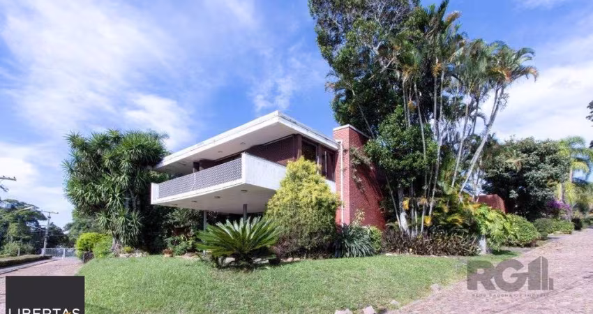 Casa com 724 m² privativos, 4 dormitórios sendo 4 suítes, 6 vagas sendo 3 cobertas