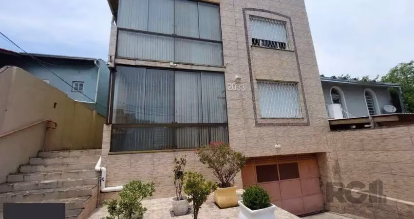 Apto 02 dormitórios amplas peças - 01 vaga escriturada no bairro tristeza