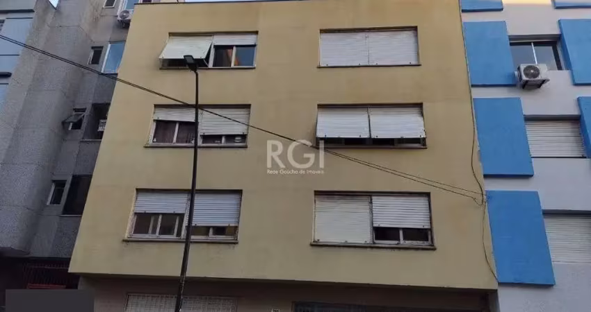 Jk no centro histórico de porto alegre, com 26,01 m², cozinha com pia e armários, banheiro com box, piso com tabuão e orientação solar leste (sol da manhã).