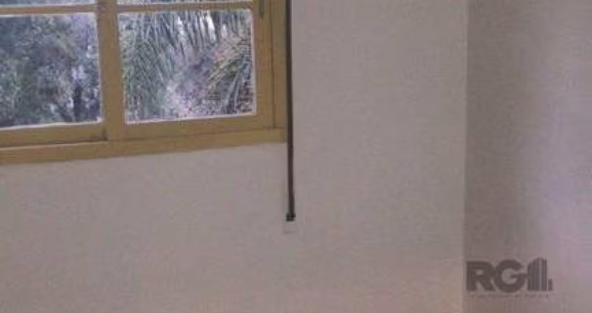 Apartamento de 03 dormitórios, sala, cozinha, banheiro. Condomínio  com salão de festas, pracinha, quadra de esportes, portaria 24h, salão de festas, churrasqueira e garagem rotativa