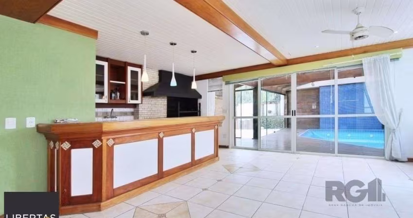 Excelente casa de 324m² com 4 dormitórios e 2 vagas.