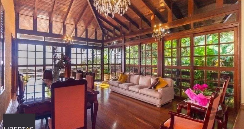 Casa com 400m² privativos e 1000m² de terreno, com vista. Um paraíso no Morro Apamecor!